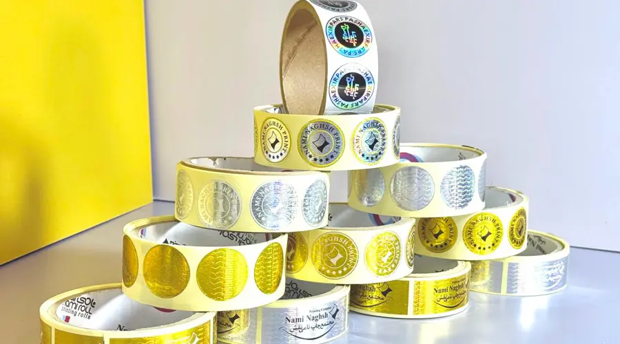 برای حذف هرگونه ابهام و ایجاد یک زبان مشترک جهانی بین تولیدکنندگان لیبل و مصرف کنندگان، یک استاندارد هشت گانه تعریف شده است. این استاندارد به صورت عددی (از ۱ تا ۸) مشخص می کند که یک رول لیبل دقیقاً با چه مشخصاتی باید تولید شود. شناخت این هشت حالت، از بروز خطا در فرآیند سفارش و تولید جلوگیری کرده و تضمین می کند که رول دریافتی دقیقاً با نیاز خط تولید شما منطبق است.