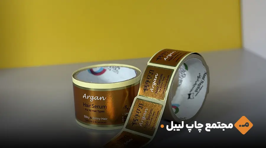 آموزش جامع عوامل مؤثر بر قیمت لیبل صدفی: تیراژ، ابعاد، ضخامت، نوع چاپ (خام یا چاپی)، جنس چسب، مواد اولیه اروپایی یا آسیایی و خدمات اضافی مثل طلاکوب و ورنی موضعی به همراه نکات انتخاب اقتصادی.